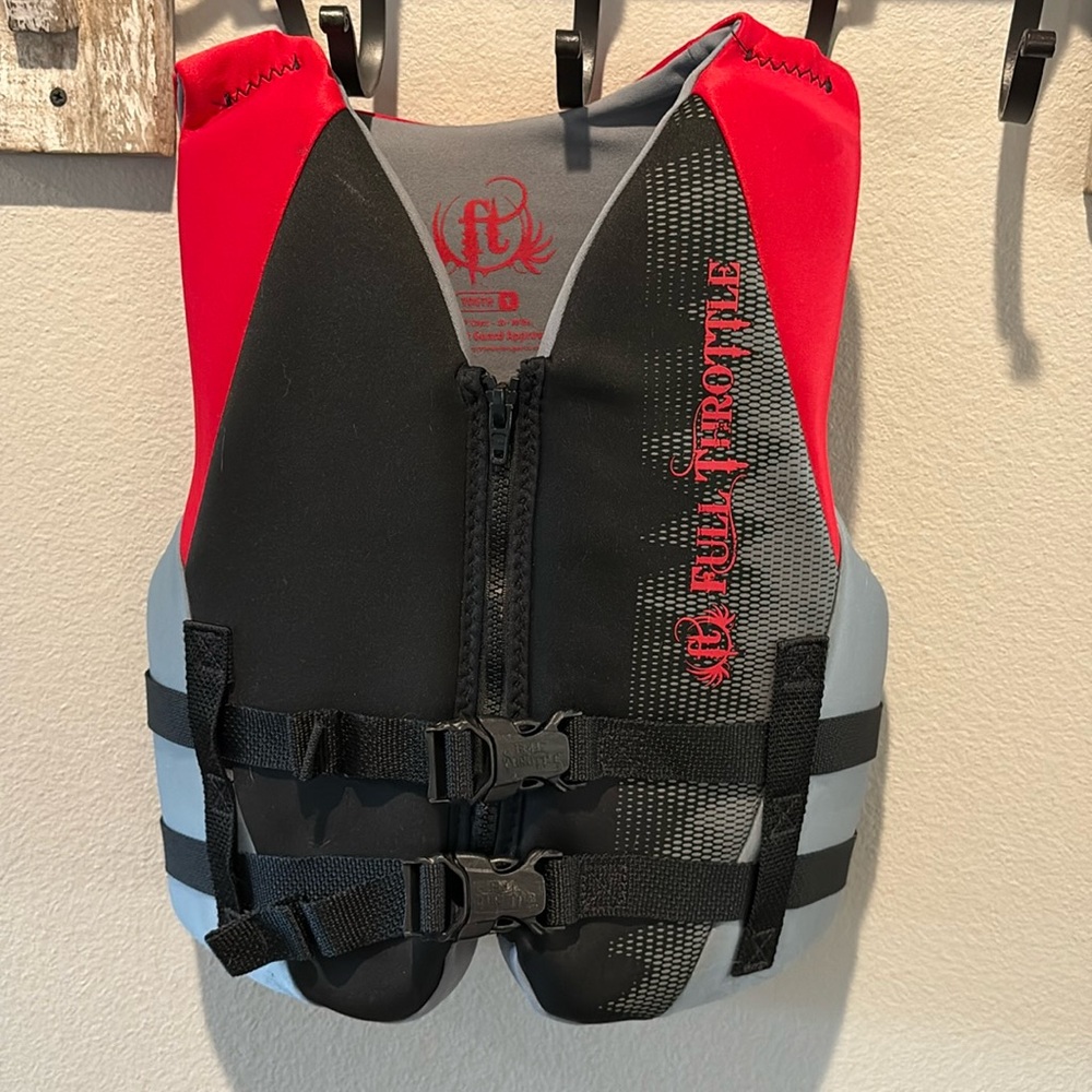 Full Throttle Lightweight Quickdry Life Jacket.  Boys red/black 50-90# EUC